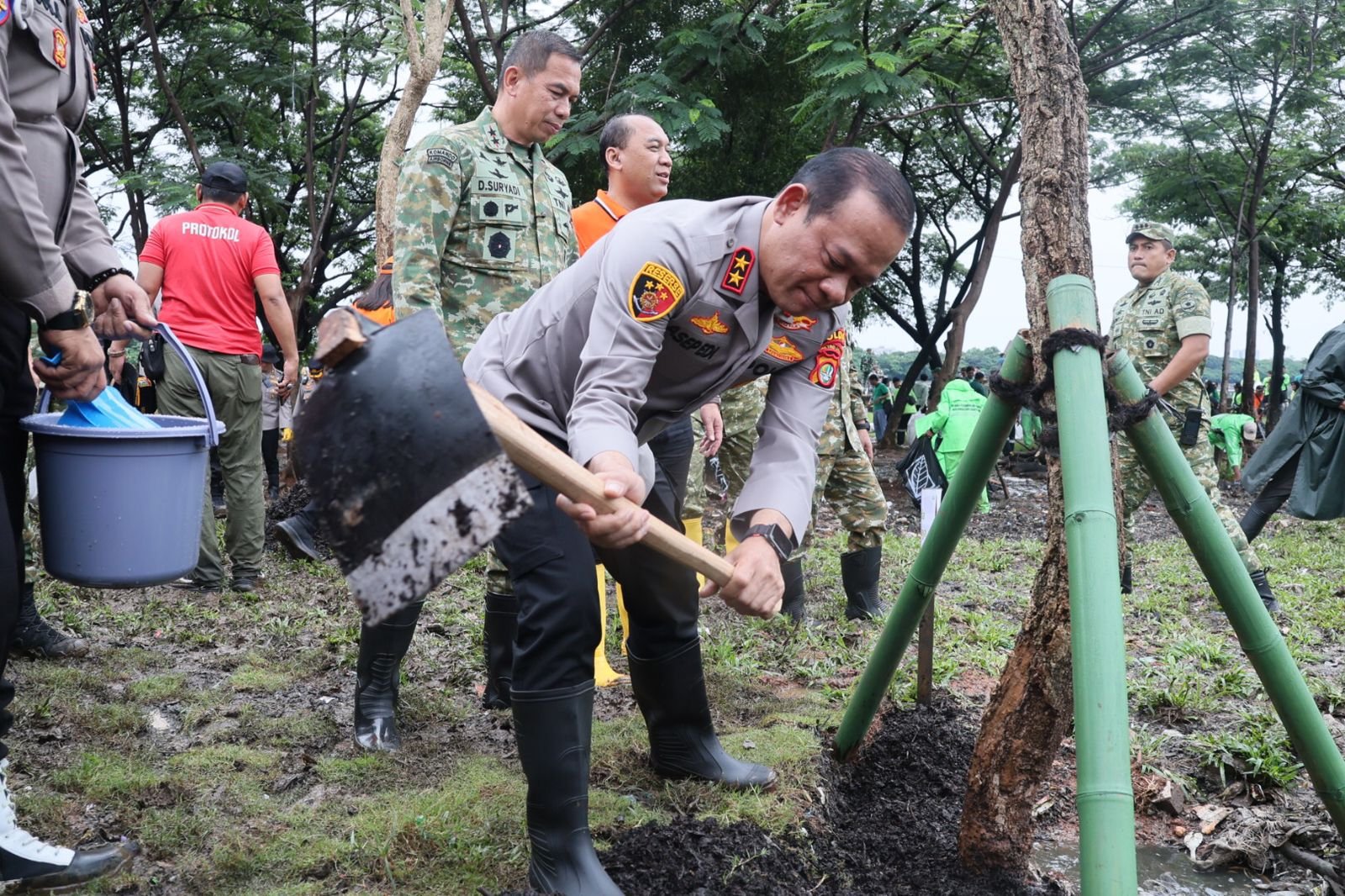 Detik News : BC Today : Sebuah Kolaborasi TNI-Polri-Warga Jakarta bersih-bersih Waduk Cincin Papanggo; Pangdam dan Kapolda Turun Langsung.